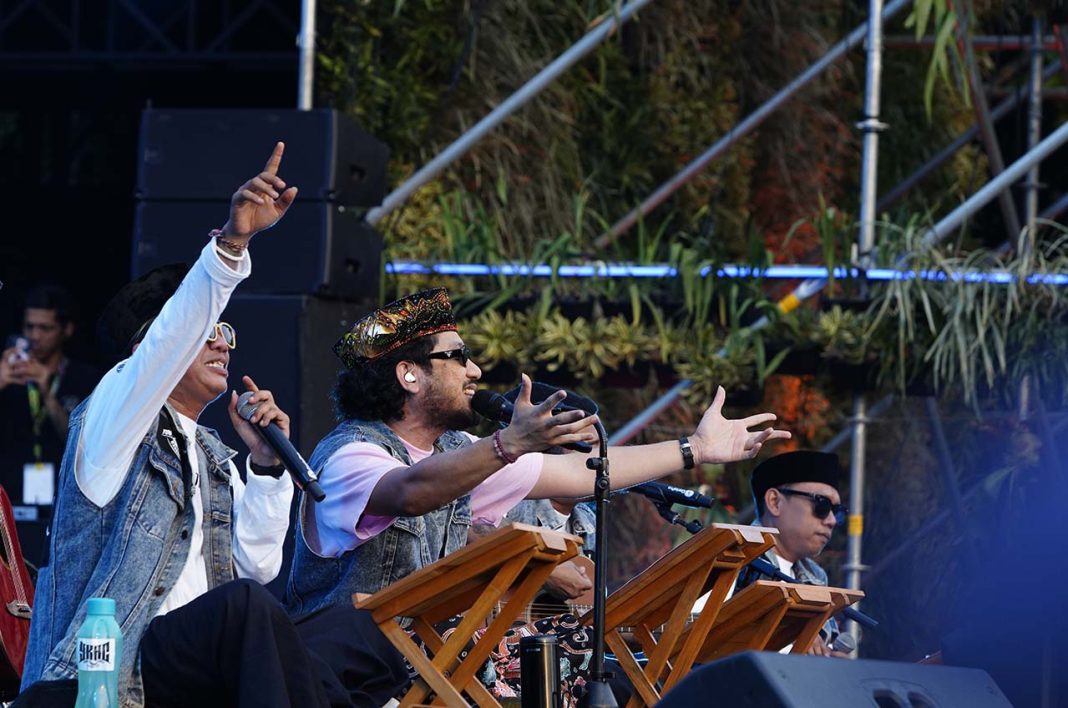 Penampilan kolaborasi Kunto Aji bersama Yogyakarta Hadroh Clan (YKHC) di Forest Stage, Synchronize Festival 2025, Gambir Expo Kemayoran, Jakarta, Jumat (3/10/2025).