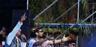 Penampilan kolaborasi Kunto Aji bersama Yogyakarta Hadroh Clan (YKHC) di Forest Stage, Synchronize Festival 2025, Gambir Expo Kemayoran, Jakarta, Jumat (3/10/2025).