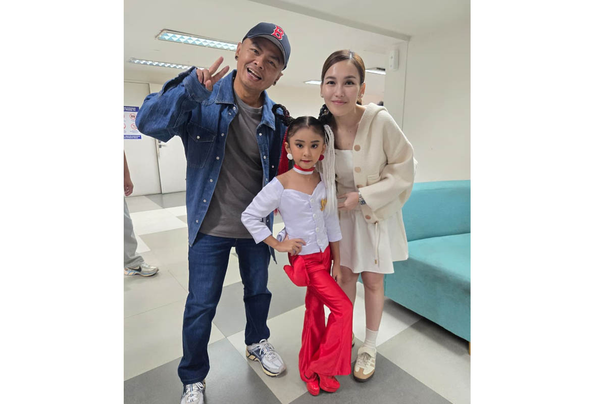 pose cantik di antara ayu ting ting dan wendy