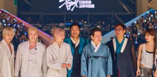 presiden lee jae myung (ketiga dari kanan) berpose bersama park jin young (tengah), ketua bersama presidential committee on popular culture exchange, serta anggota grup idola stray kids dan le sserafim d