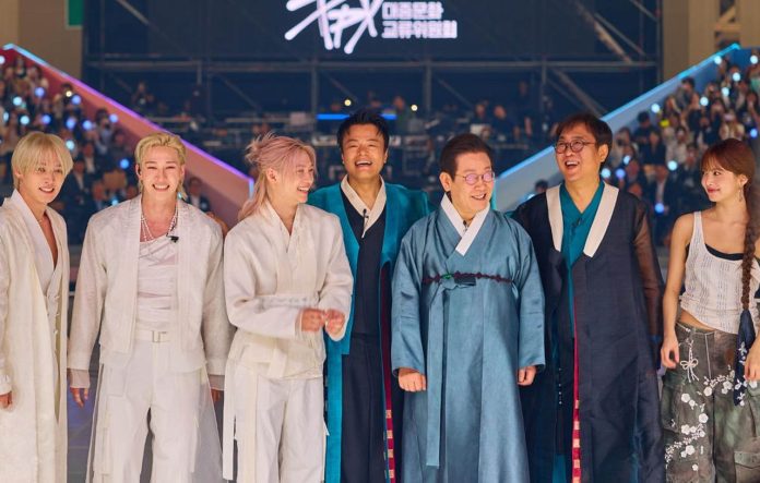 presiden lee jae myung (ketiga dari kanan) berpose bersama park jin young (tengah), ketua bersama presidential committee on popular culture exchange, serta anggota grup idola stray kids dan le sserafim d
