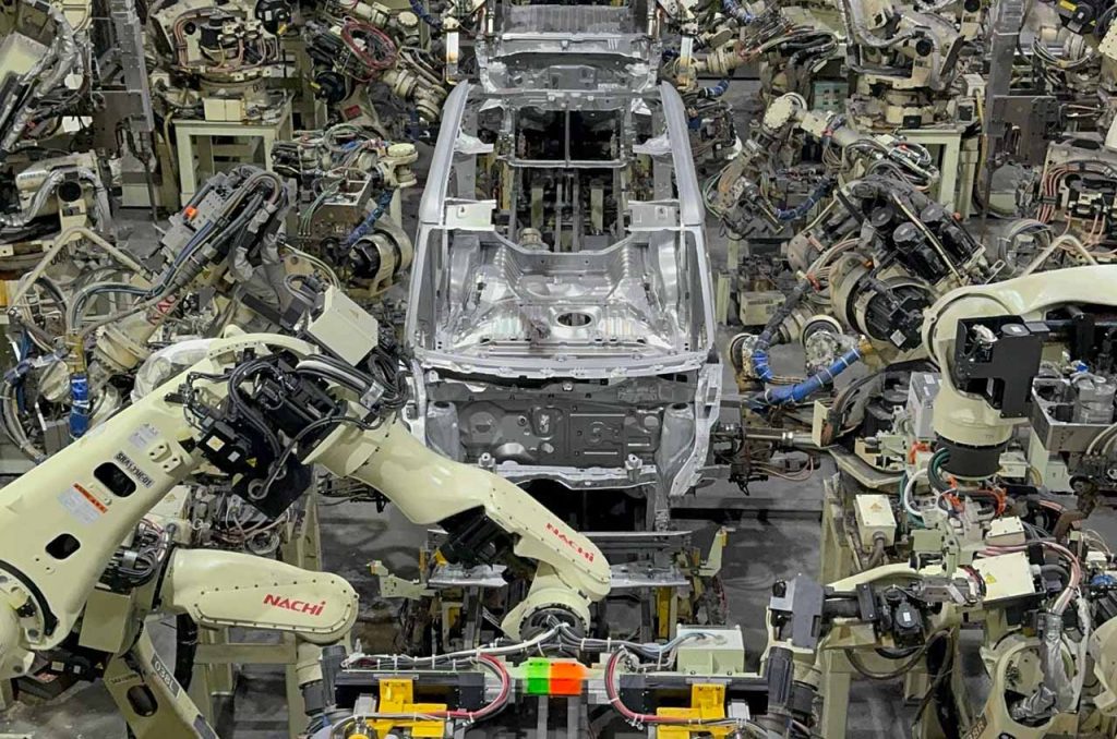 proses pengelasan menggunakan teknologi robotik di fasilitas welding kyoto plant daihatsu jepang