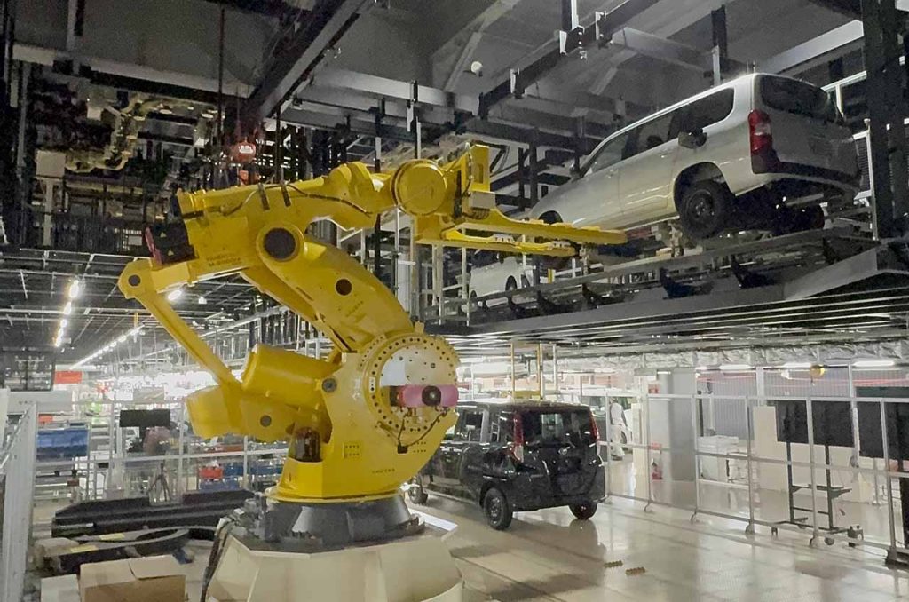 proses perakitan mobil di kyoto plant daihatsu jepang menggunakan teknologi robotik terkini
