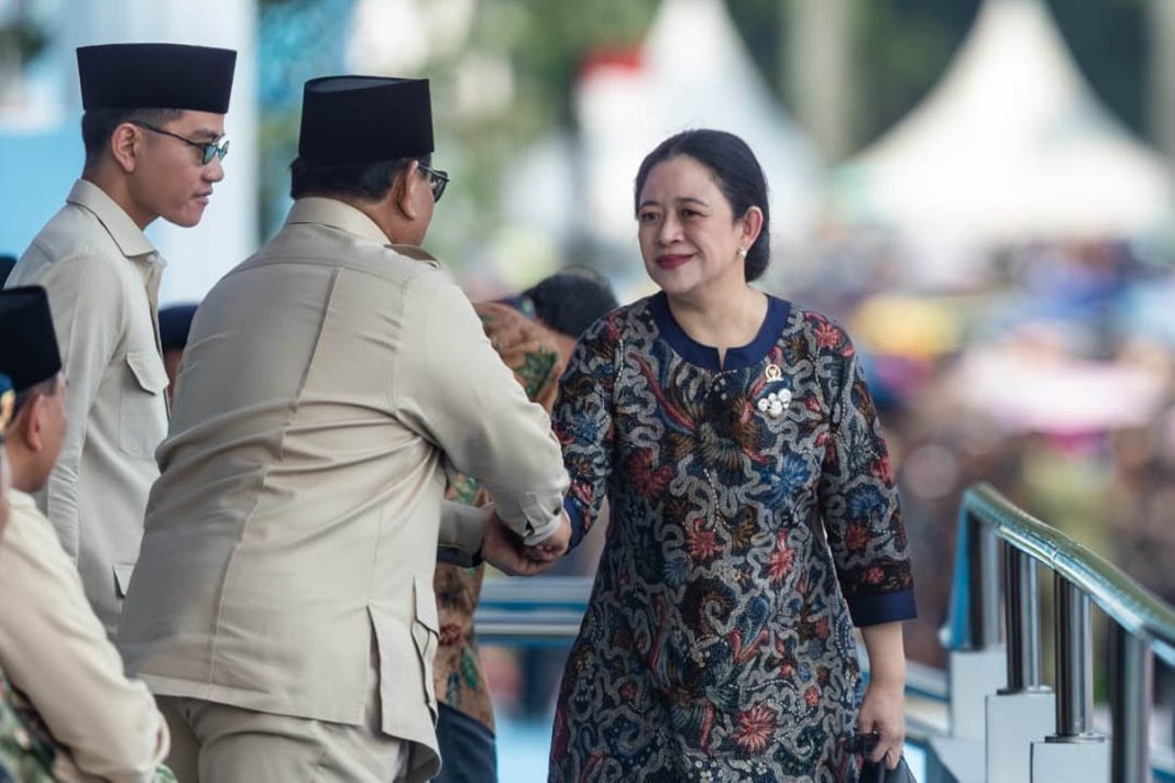 puan maharani menyalami presiden prabowo