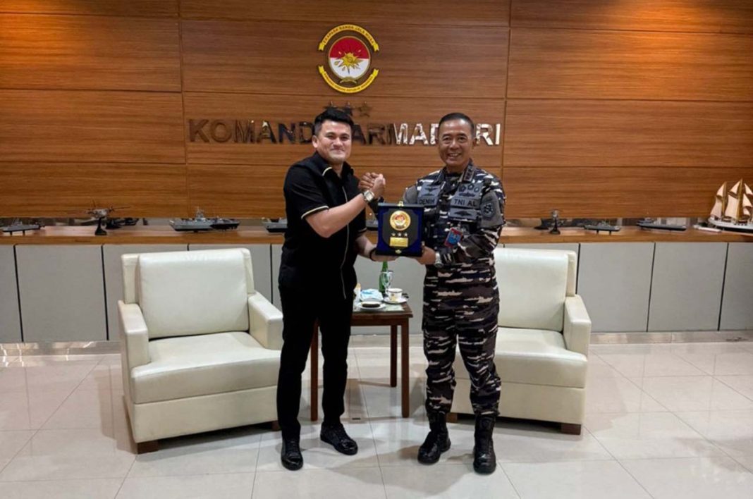 Direktur Utama PT Bahana Genta Samodra, Ridho Pandoe, menerima penghargaan bergengsi dari Panglima Komando Armada Republik Indonesia (Koarmada RI), Laksdya TNI Dr. Denih Hendrata, S.E., M.M., atas kontribusinya dalam memperkuat pertahanan nasional dan ketahanan pagar Nusantara.