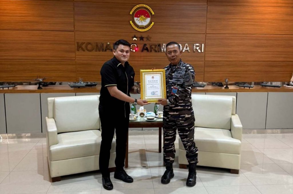 Direktur Utama PT Bahana Genta Samodra, Ridho Pandoe, menerima penghargaan bergengsi dari Panglima Komando Armada Republik Indonesia (Koarmada RI), Laksdya TNI Dr. Denih Hendrata, S.E., M.M., atas kontribusinya dalam memperkuat pertahanan nasional dan ketahanan pagar Nusantara.