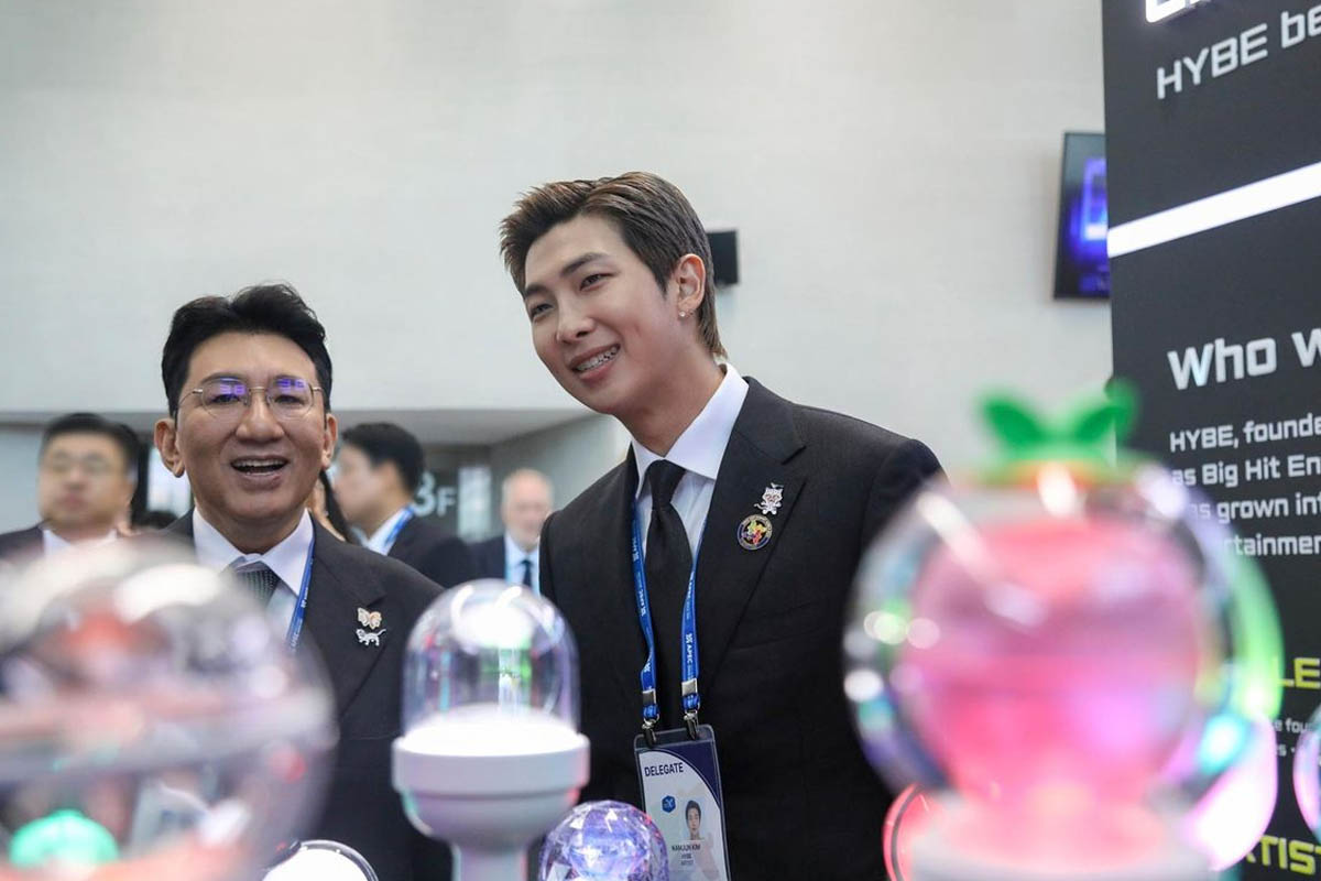 rm bts bersama pimpinan hybe bang si hyuk di tengah upacara pembukaan apec ceo summit