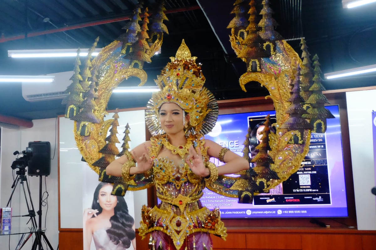 una akan memperkenalkan sejumlah busana yang akan dikenakannya selama kompetisi.