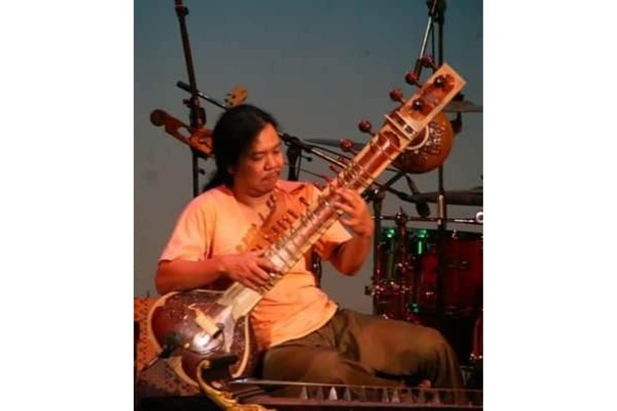 uyung memainkan sitar india