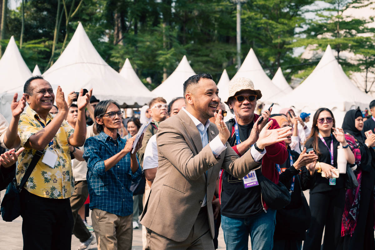 wamenbd giring ikut penonton pertunjukan band di area pasar musik