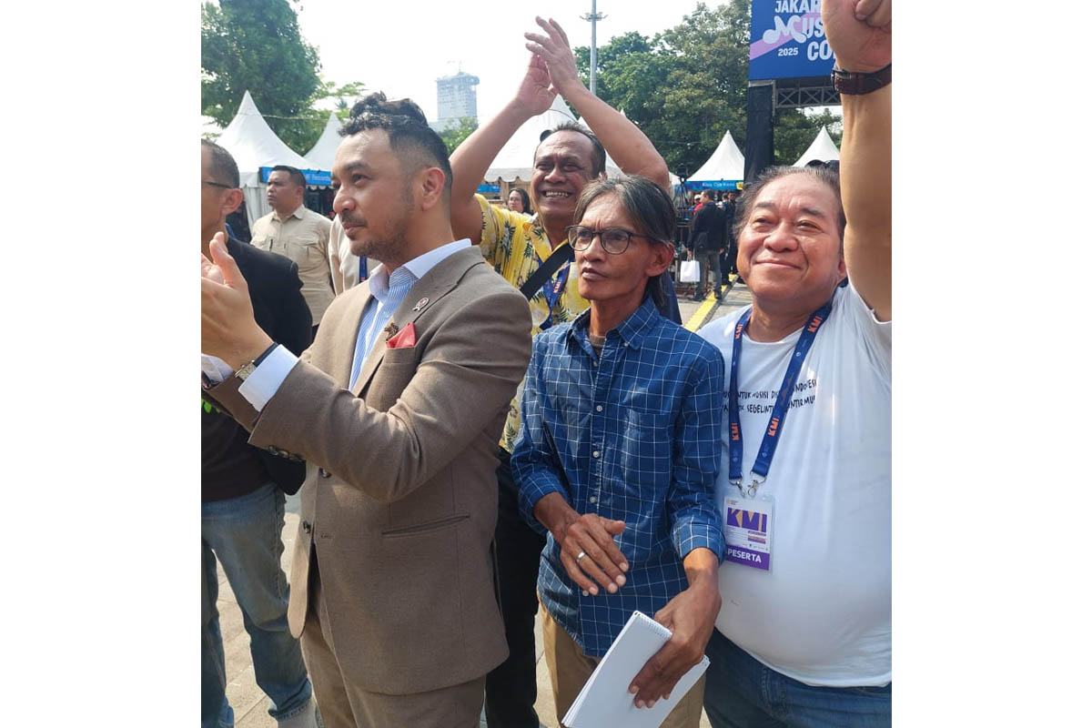 wamenbud di pasar musik senayan park jakarta, di antara seniman musik dan humas pappri