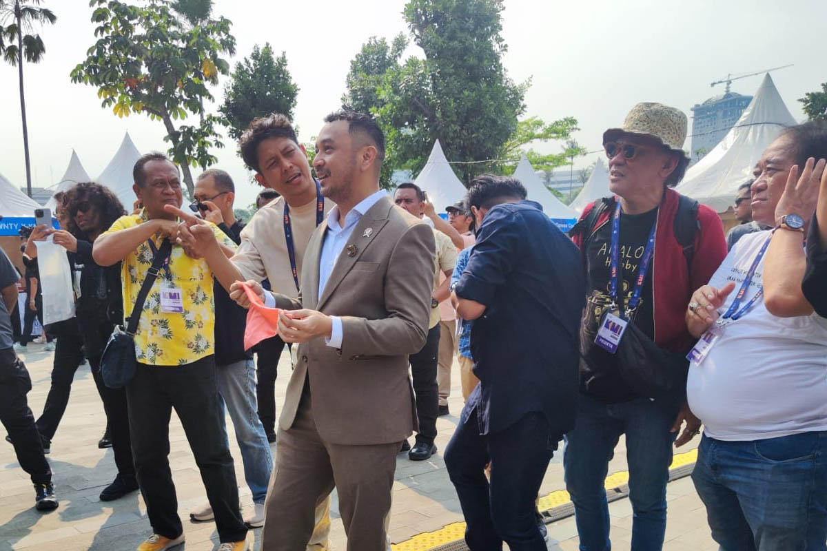 wamenbud giring ganesha menontn pertunjukan musik di tengah sengatan matahari