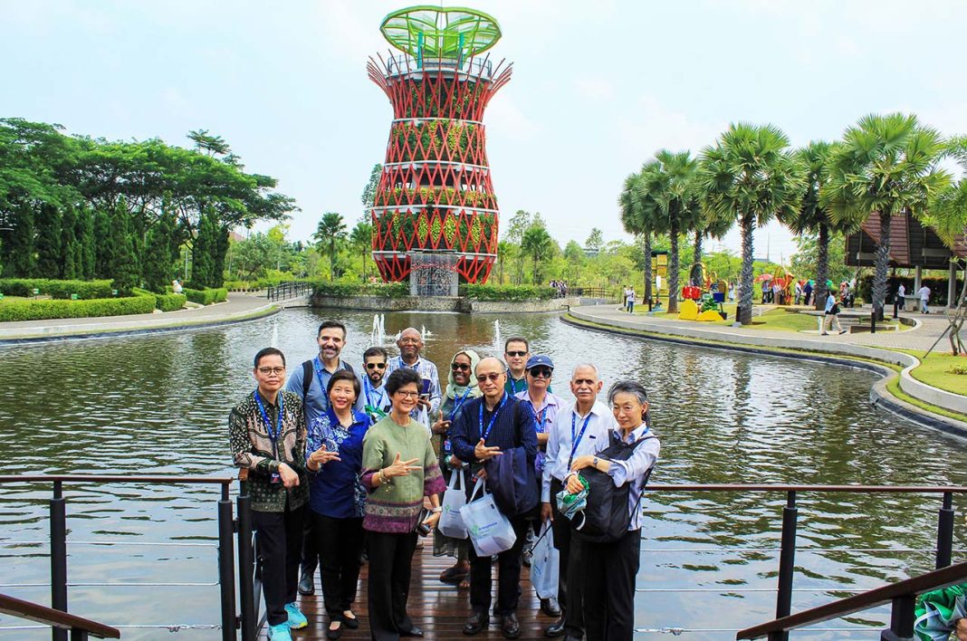 WHO Apresiasi Bintang Toedjoe_01 (depan ki-ka) Deputi Bidang Pengawasan Obat Tradisional, Suplemen Kesehatan dan Kosmetik BPOM, Apt. Mohamad Kashuri, S.Si., M.Farm, Presiden Direktur PT Bintang Toedjoe, Fanny Kurniati, Presiden Direktur PT Kalbe Farma Tbk, Irawati Setiady, dan Kepala WHO–IRCH, Dr. Kim Sungchol berfoto bersama seluruh delegasi WHO yang berkunjung ke pabrik Bintang Toedjoe yang asri di bilangan Cikarang Jawa Barat