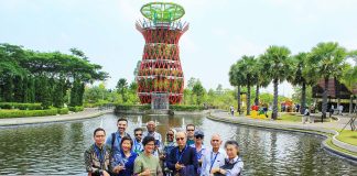 (depan ki-ka) Deputi Bidang Pengawasan Obat Tradisional, Suplemen Kesehatan dan Kosmetik BPOM, Apt. Mohamad Kashuri, S.Si., M.Farm, Presiden Direktur PT Bintang Toedjoe, Fanny Kurniati, Presiden Direktur PT Kalbe Farma Tbk, Irawati Setiady, dan Kepala WHO–IRCH, Dr. Kim Sungchol berfoto bersama seluruh delegasi WHO yang berkunjung ke pabrik Bintang Toedjoe yang asri di bilangan Cikarang Jawa Barat