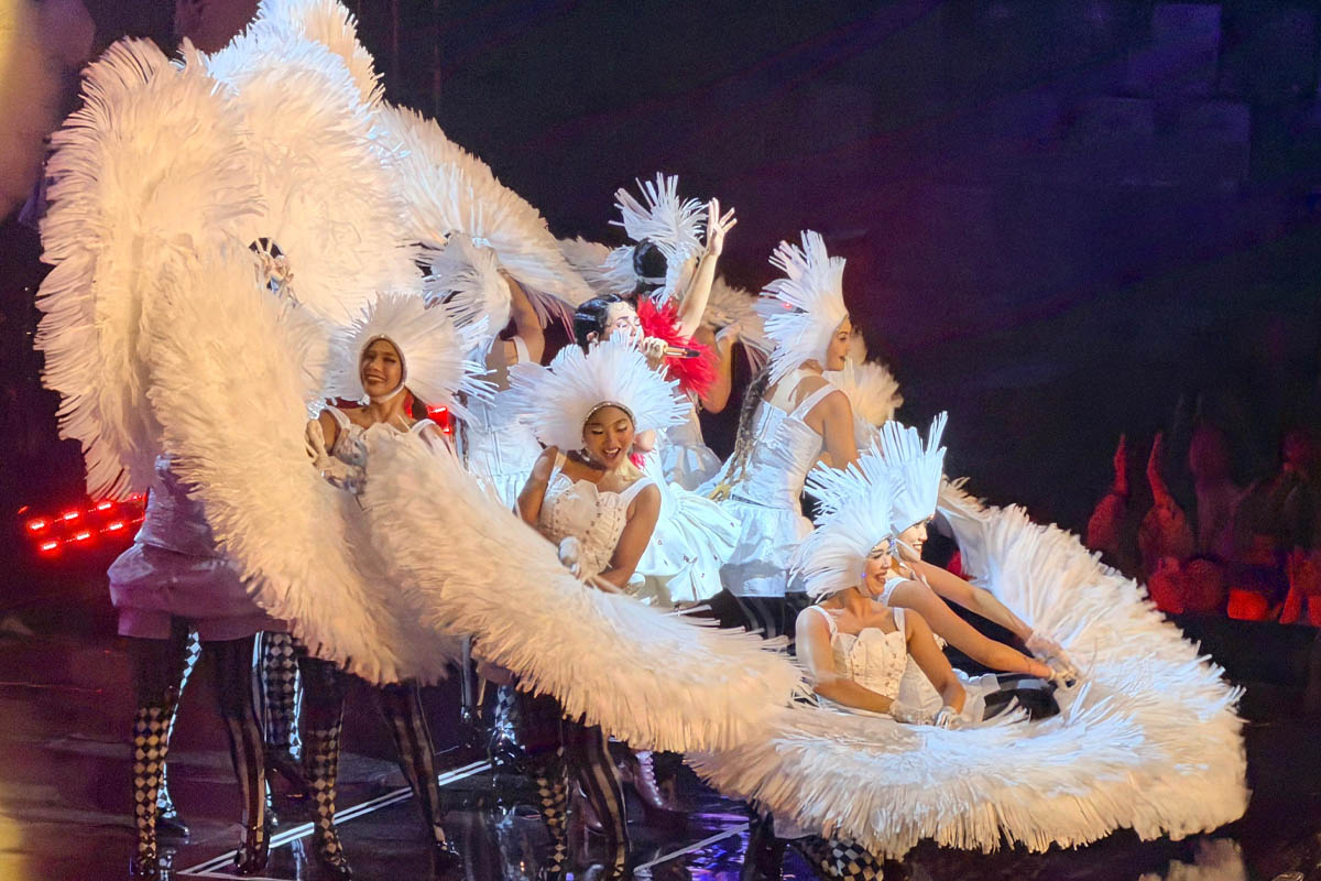 andien di tengah para penari