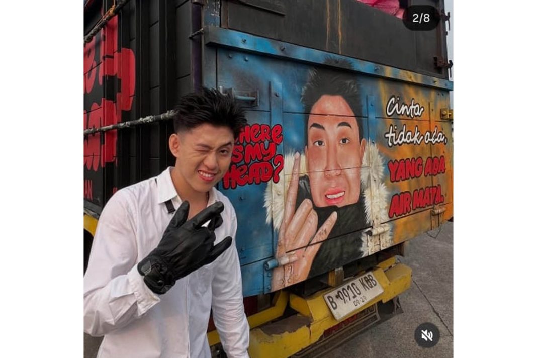 brian dengan lukisan di belakang truk