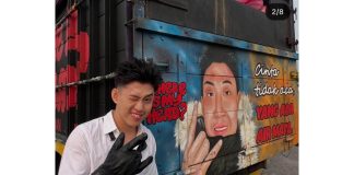 brian dengan lukisan di belakang truk