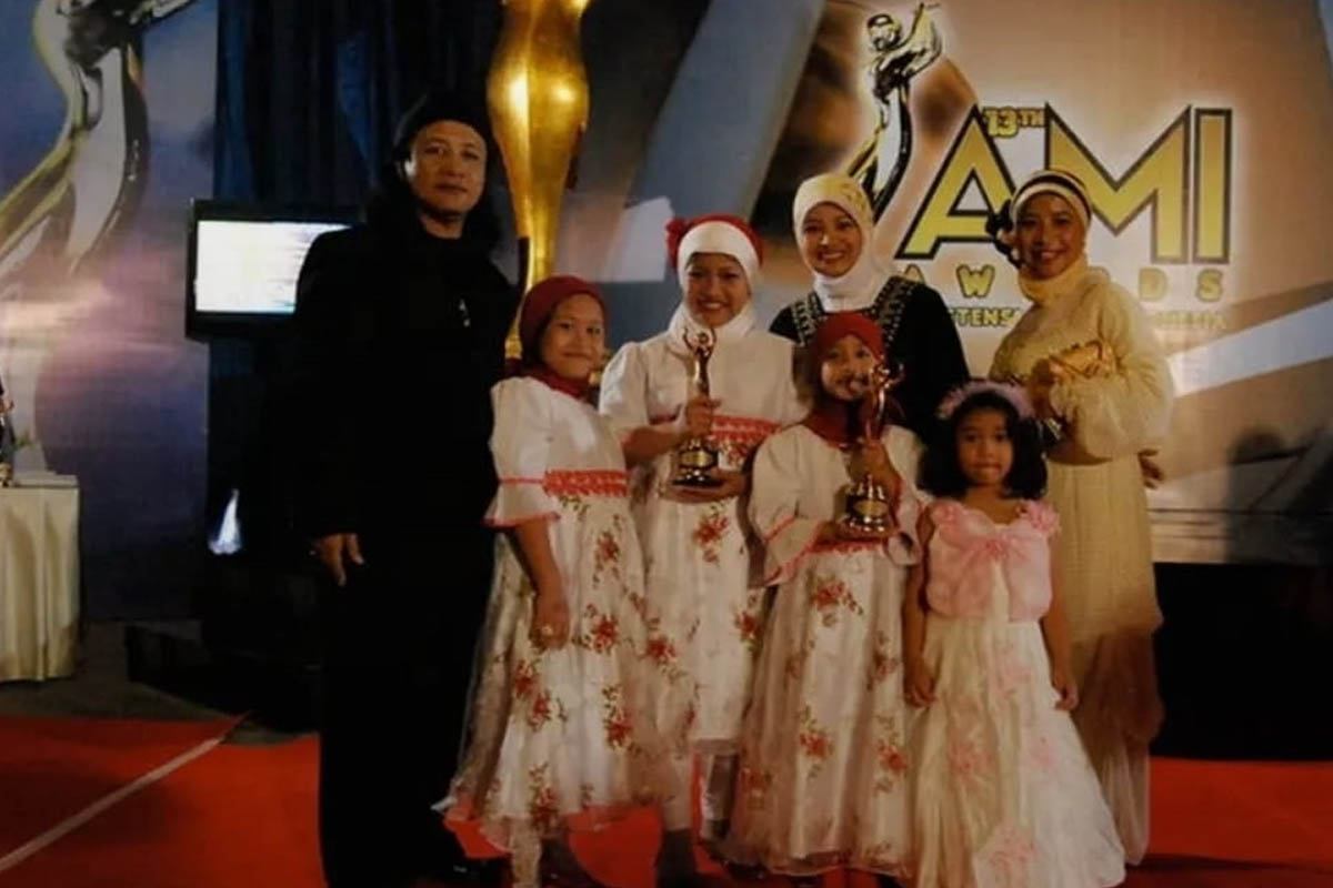 foto dok tahun 2010 , memenangkan ami awards karya produksi terbaik lagu anak anak dalam album kasih ibu bersama group trio bintang