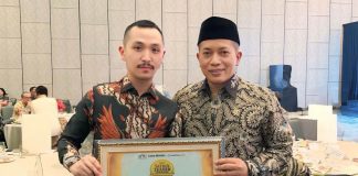 gusti ega putrawan bersama menteri koperasi ferry juliantono