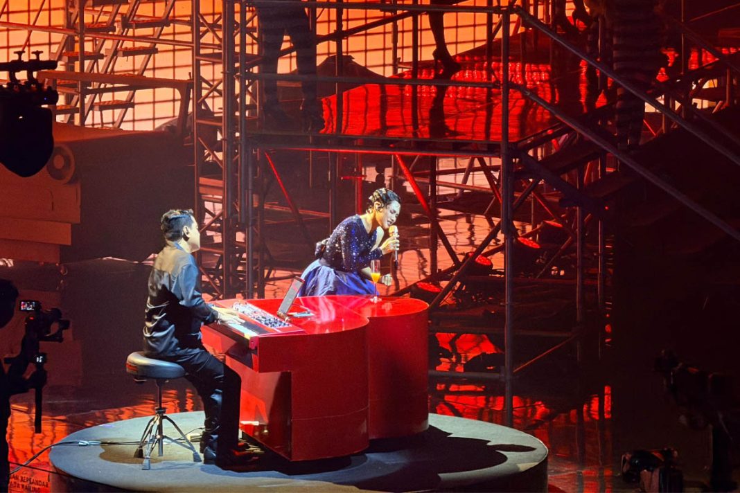 indra lesmana mengiringi andien bernyanyi