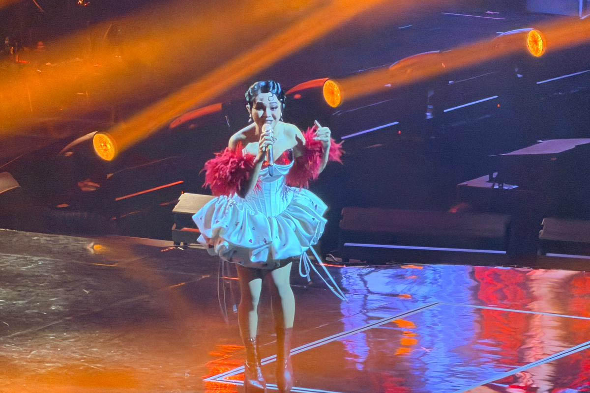 kostum di awal pementasan