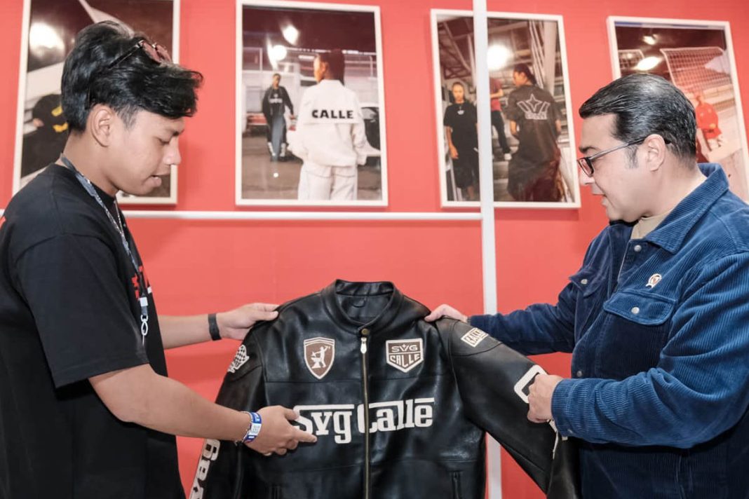 menteri ekraf berinteraksi dengan sejumlah brand lokal unggulan