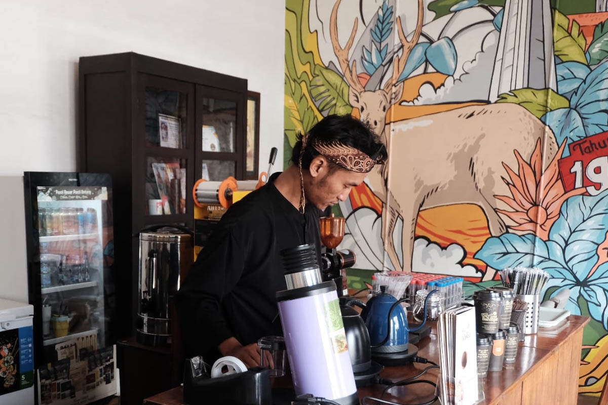 menyediakan kopi 100 persen murni