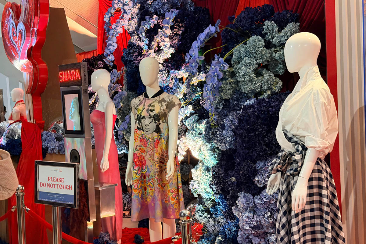 merepresentasikan karya andien dan kostum kostum yang pernah ia kenakan dalam sesi pemotretan untuk album album terdahulunya.