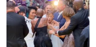 pada pemutaran perdana filmnya wicked for good di singapur