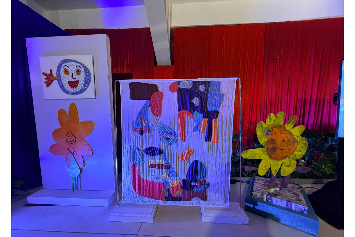 ruang pamer interaktif yang menampilkan karya karya kreatif dengan konsep daur ulang