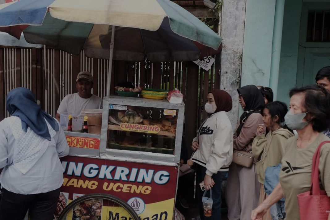 sabar antri demi sepiring cungkring