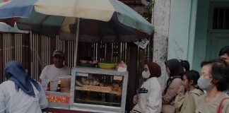 sabar antri demi sepiring cungkring