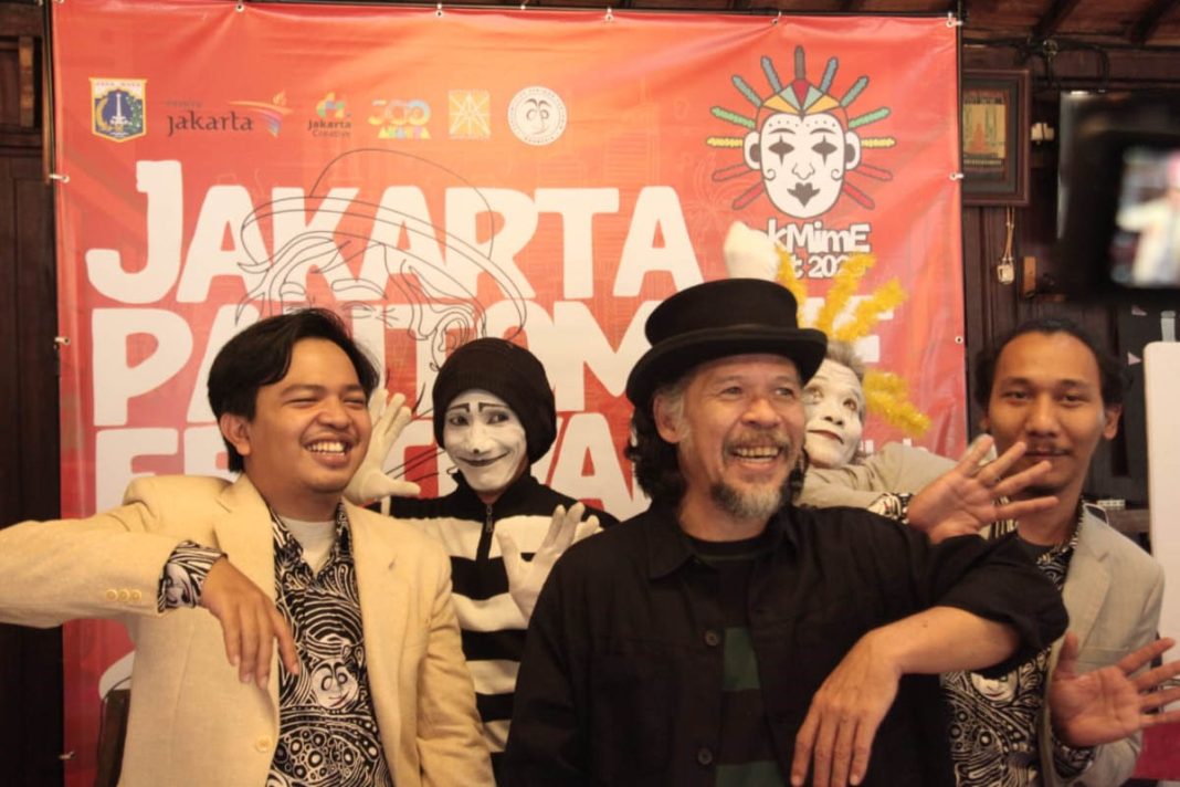 septian dwi cahyo menggelar jakmime fest 2025 di kota tua