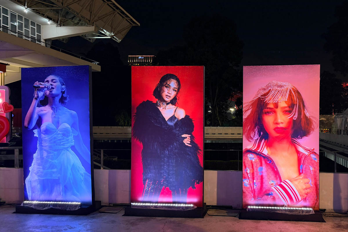 x banner yang menghias di sekeliling jembatan menuju ruang jajan bagi pe onton