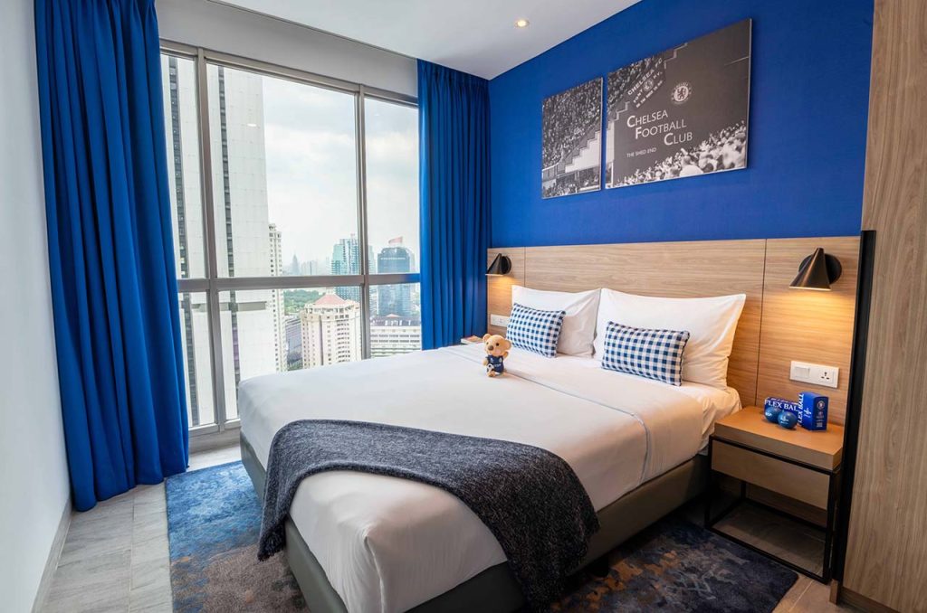 The Bridge Suite di Citadines Sudirman Jakarta merupakan unit dua kamar tidur yang menghadirkan semangat dan antusiasme hari pertandingan di Stamford Bridge. Mulai dari dekorasi bertema Chelsea yang elegan hingga elemen audio-visual yang ditingkatkan, suite ini menawarkan pengalaman menginap yang imersif, memungkinkan para penggemar Chelsea menikmati sensasi klub favorit mereka meski berada jauh dari London.