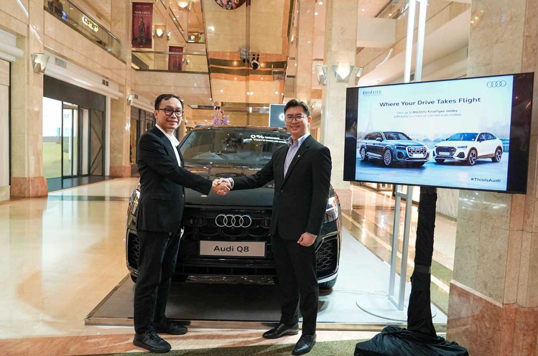 Volkswagen & Audi Rayakan Liburan Akhir Tahun 2025 Lewat Kolaborasi Premium bersama KrisFlyer di Plaza Senayan Jakarta, 19 Desember 2025 – Menutup tahun dengan sentuhan eksklusif, Volkswagen dan Audi di bawah naungan PT Garuda Mataram Motor menghadirkan rangkaian kolaborasi premium yang memadukan dunia otomotif, perjalanan, dan gaya hidup. Menyambut musim libur Natal dan Tahun Baru 2025, kedua brand asal Jerman ini meresmikan kerja sama strategis dengan KrisFlyer, sekaligus ambil bagian dalam Christmas & End-Year Program di Plaza Senayan. Kolaborasi eksklusif ini memberikan nilai tambah nyata bagi konsumen. Setiap pembelian lini Audi Q-Series—mulai dari Q3, Q5, Q7 hingga Q8—serta Volkswagen ID. Buzz selama periode program berkesempatan memperoleh hingga 80.000 KrisFlyer miles. Miles tersebut dapat ditukarkan dengan tiket penerbangan, upgrade kelas kabin, maupun berbagai lifestyle rewards dalam ekosistem KrisFlyer, memperluas pengalaman premium pelanggan dari jalan raya hingga ke udara. Chief Operating Officer PT Garuda Mataram Motor, Edo Januarko Chandra, menyampaikan bahwa kolaborasi ini dirancang untuk menghadirkan pengalaman akhir tahun yang lebih berkesan. Menurutnya, filosofi German Craftsmanship yang menjadi DNA Volkswagen dan Audi tidak hanya hadir pada produk, tetapi juga tercermin dalam keseluruhan pengalaman pelanggan, mulai dari proses kepemilikan kendaraan hingga perjalanan yang lebih personal dan berkelas. Dari sisi mitra penerbangan, Singapore Airlines melihat kerja sama ini sebagai bagian dari penguatan ekosistem reward. General Manager Indonesia Singapore Airlines, Chee Chian Seah, menilai kemitraan dengan Volkswagen dan Audi membuka lebih banyak cara bagi pelanggan untuk memperoleh KrisFlyer miles, sekaligus memperluas manfaat program reward di luar perjalanan udara. Tak hanya berhenti pada kolaborasi penerbangan, Volkswagen dan Audi juga memperkuat kehadirannya di ranah lifestyle premium dengan mendukung Christmas & End-Year Program 2025 yang digelar Plaza Senayan sepanjang Desember. Salah satu sorotan utamanya adalah Volkswagen & Audi Exhibition yang berlangsung di Wing Area Plaza Senayan pada 12–28 Desember 2025. Pameran ini menampilkan deretan model unggulan dalam atmosfer perayaan akhir tahun, memberikan kesempatan bagi pengunjung untuk merasakan langsung karakter desain dan teknologi khas Jerman. Melalui kehadiran di Plaza Senayan, Volkswagen dan Audi ingin semakin dekat dengan masyarakat urban Jakarta yang mengapresiasi kualitas, desain, dan pengalaman premium. Interaksi langsung dengan produk diharapkan mampu menghadirkan inspirasi baru, sekaligus melengkapi semangat perayaan akhir tahun dengan sentuhan otomotif kelas dunia. Kolaborasi lintas sektor bersama KrisFlyer dan Plaza Senayan ini menegaskan komitmen Volkswagen & Audi dalam menghadirkan nilai lebih yang melampaui kepemilikan kendaraan. Sinergi antara mobilitas premium, perjalanan global, dan gaya hidup eksklusif menjadi wujud nyata upaya kedua brand untuk menghadirkan pengalaman yang lebih personal, berkelas, dan berkesan bagi konsumen Indonesia. Masyarakat dapat merayakan momen akhir tahun bersama Volkswagen dan Audi dengan mengunjungi exhibition di Wing Area Plaza Senayan hingga 28 Desember 2025, serta mengikuti informasi terbaru melalui kanal resmi Volkswagen dan Audi Indonesia.