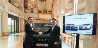 Volkswagen & Audi Rayakan Liburan Akhir Tahun 2025 Lewat Kolaborasi Premium bersama KrisFlyer di Plaza Senayan Jakarta, 19 Desember 2025 – Menutup tahun dengan sentuhan eksklusif, Volkswagen dan Audi di bawah naungan PT Garuda Mataram Motor menghadirkan rangkaian kolaborasi premium yang memadukan dunia otomotif, perjalanan, dan gaya hidup. Menyambut musim libur Natal dan Tahun Baru 2025, kedua brand asal Jerman ini meresmikan kerja sama strategis dengan KrisFlyer, sekaligus ambil bagian dalam Christmas & End-Year Program di Plaza Senayan. Kolaborasi eksklusif ini memberikan nilai tambah nyata bagi konsumen. Setiap pembelian lini Audi Q-Series—mulai dari Q3, Q5, Q7 hingga Q8—serta Volkswagen ID. Buzz selama periode program berkesempatan memperoleh hingga 80.000 KrisFlyer miles. Miles tersebut dapat ditukarkan dengan tiket penerbangan, upgrade kelas kabin, maupun berbagai lifestyle rewards dalam ekosistem KrisFlyer, memperluas pengalaman premium pelanggan dari jalan raya hingga ke udara. Chief Operating Officer PT Garuda Mataram Motor, Edo Januarko Chandra, menyampaikan bahwa kolaborasi ini dirancang untuk menghadirkan pengalaman akhir tahun yang lebih berkesan. Menurutnya, filosofi German Craftsmanship yang menjadi DNA Volkswagen dan Audi tidak hanya hadir pada produk, tetapi juga tercermin dalam keseluruhan pengalaman pelanggan, mulai dari proses kepemilikan kendaraan hingga perjalanan yang lebih personal dan berkelas. Dari sisi mitra penerbangan, Singapore Airlines melihat kerja sama ini sebagai bagian dari penguatan ekosistem reward. General Manager Indonesia Singapore Airlines, Chee Chian Seah, menilai kemitraan dengan Volkswagen dan Audi membuka lebih banyak cara bagi pelanggan untuk memperoleh KrisFlyer miles, sekaligus memperluas manfaat program reward di luar perjalanan udara. Tak hanya berhenti pada kolaborasi penerbangan, Volkswagen dan Audi juga memperkuat kehadirannya di ranah lifestyle premium dengan mendukung Christmas & End-Year Program 2025 yang digelar Plaza Senayan sepanjang Desember. Salah satu sorotan utamanya adalah Volkswagen & Audi Exhibition yang berlangsung di Wing Area Plaza Senayan pada 12–28 Desember 2025. Pameran ini menampilkan deretan model unggulan dalam atmosfer perayaan akhir tahun, memberikan kesempatan bagi pengunjung untuk merasakan langsung karakter desain dan teknologi khas Jerman. Melalui kehadiran di Plaza Senayan, Volkswagen dan Audi ingin semakin dekat dengan masyarakat urban Jakarta yang mengapresiasi kualitas, desain, dan pengalaman premium. Interaksi langsung dengan produk diharapkan mampu menghadirkan inspirasi baru, sekaligus melengkapi semangat perayaan akhir tahun dengan sentuhan otomotif kelas dunia. Kolaborasi lintas sektor bersama KrisFlyer dan Plaza Senayan ini menegaskan komitmen Volkswagen & Audi dalam menghadirkan nilai lebih yang melampaui kepemilikan kendaraan. Sinergi antara mobilitas premium, perjalanan global, dan gaya hidup eksklusif menjadi wujud nyata upaya kedua brand untuk menghadirkan pengalaman yang lebih personal, berkelas, dan berkesan bagi konsumen Indonesia. Masyarakat dapat merayakan momen akhir tahun bersama Volkswagen dan Audi dengan mengunjungi exhibition di Wing Area Plaza Senayan hingga 28 Desember 2025, serta mengikuti informasi terbaru melalui kanal resmi Volkswagen dan Audi Indonesia.