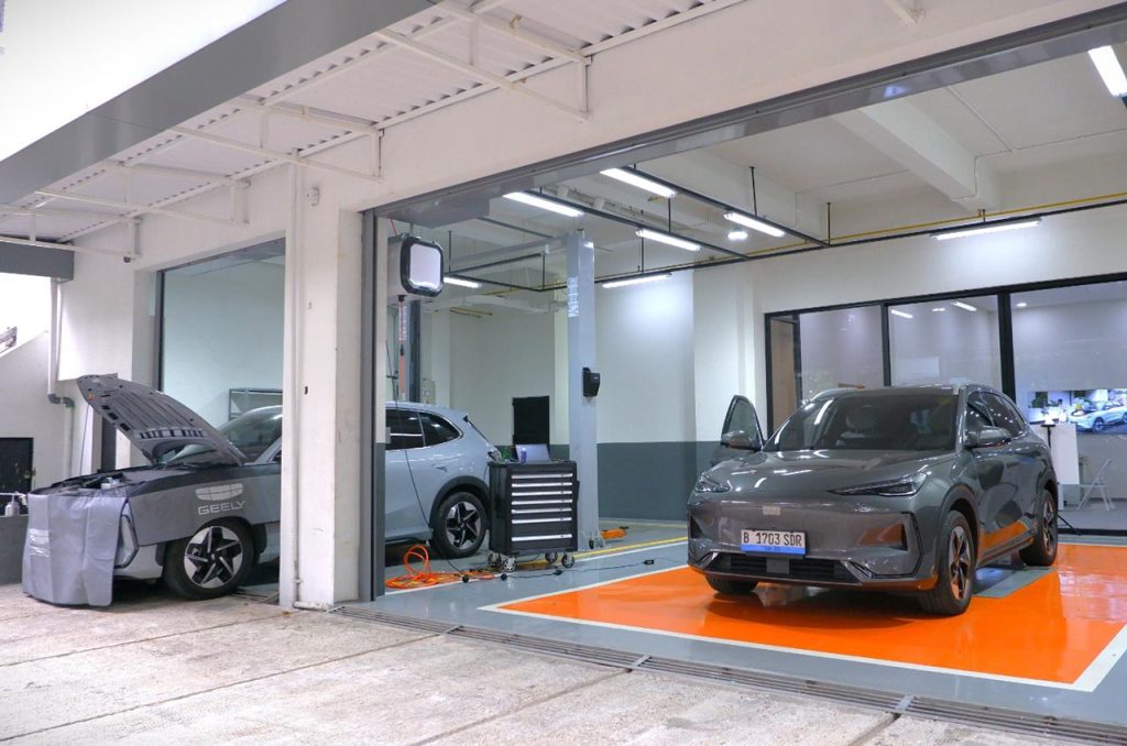 Geely Wonder Alam Sutera dilengkapi workshop berstandar internasional dengan dua service bay, charging station, serta pre-delivery inspection (PDI)