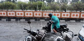 Kendaraan Mogok Akibat Hujan Deras