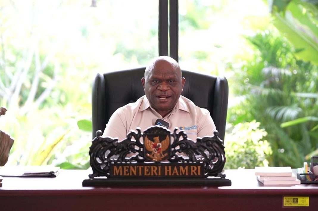 Menteri Hak Asasi Manusia (HAM) Natalius Pigai menegaskan dirinya tidak berkenan menerima segala macam bentuk Parcel dalam rangka Hari Raya Natal, Tahun Baru dan Hari Ulang Tahun yang bertepatan dengan Hari Raya Natal.