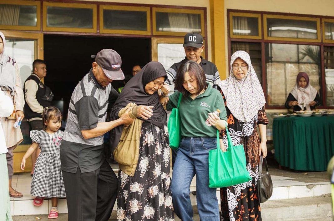 Suasana tes kesehatan gratis bagi lansia yang digelar MORA Impact di Kantor Desa Pesanggrahan, Kota Batu, Jumat (19/12/2025)