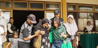 Suasana tes kesehatan gratis bagi lansia yang digelar MORA Impact di Kantor Desa Pesanggrahan, Kota Batu, Jumat (19/12/2025)