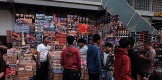 Pedagang kembang api melayani pembeli di Pasar Asemka