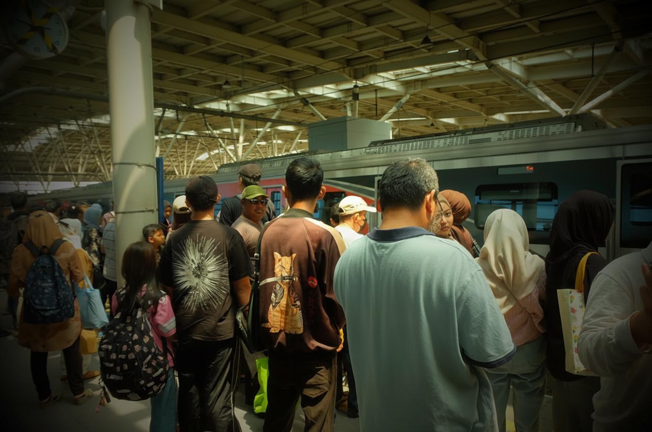 stasiun manggarai padat penumpang saat libur natal 2025 dan tahun baru 2026 03