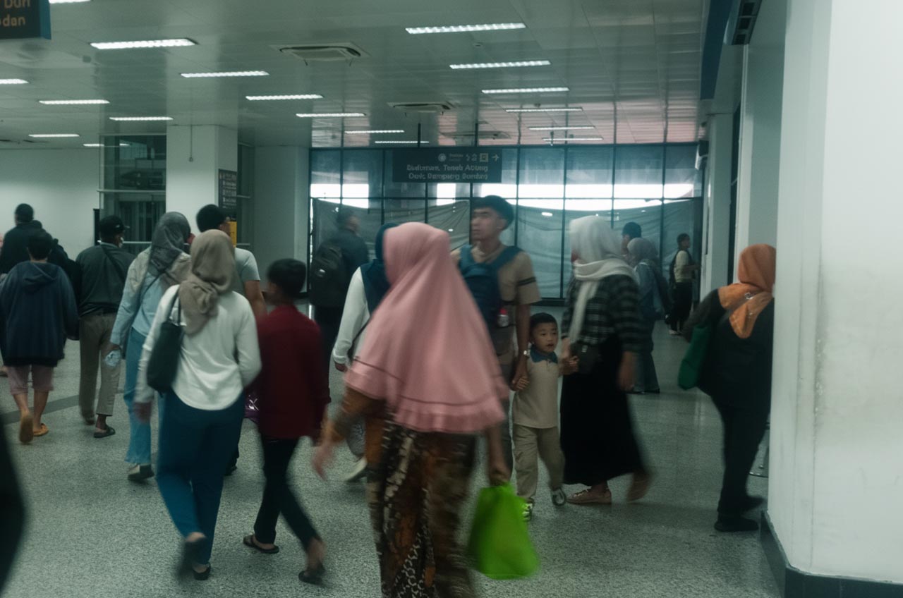 stasiun manggarai padat penumpang saat libur natal 2025 dan tahun baru 2026 04