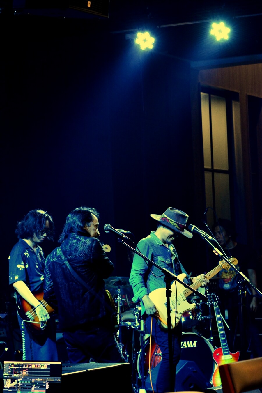 Dewa Budjana dan Gugun Blues Shelter