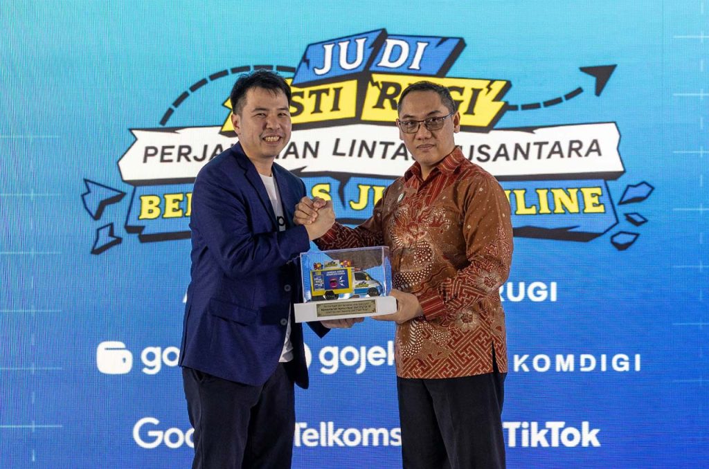 Keterangan foto: (Ki-Ka) Kelvin Timotius, Head of GoPay Wallet, dan Alexander Sabar, Dirjen Pengawasan Ruang Digital Kemkomdigi dalam acara laporan kegiatan gerakan Judi Pasti Rugi.