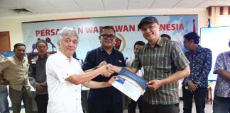 Pemberian sertifikat dan KTA PWI Jaya kepada peserta OKK lanjutan oleh Dr. Bagus Sudarmanto, S.Sos., M.Si. dan Sekretaris Umum PWI Jaya Arman Suparman