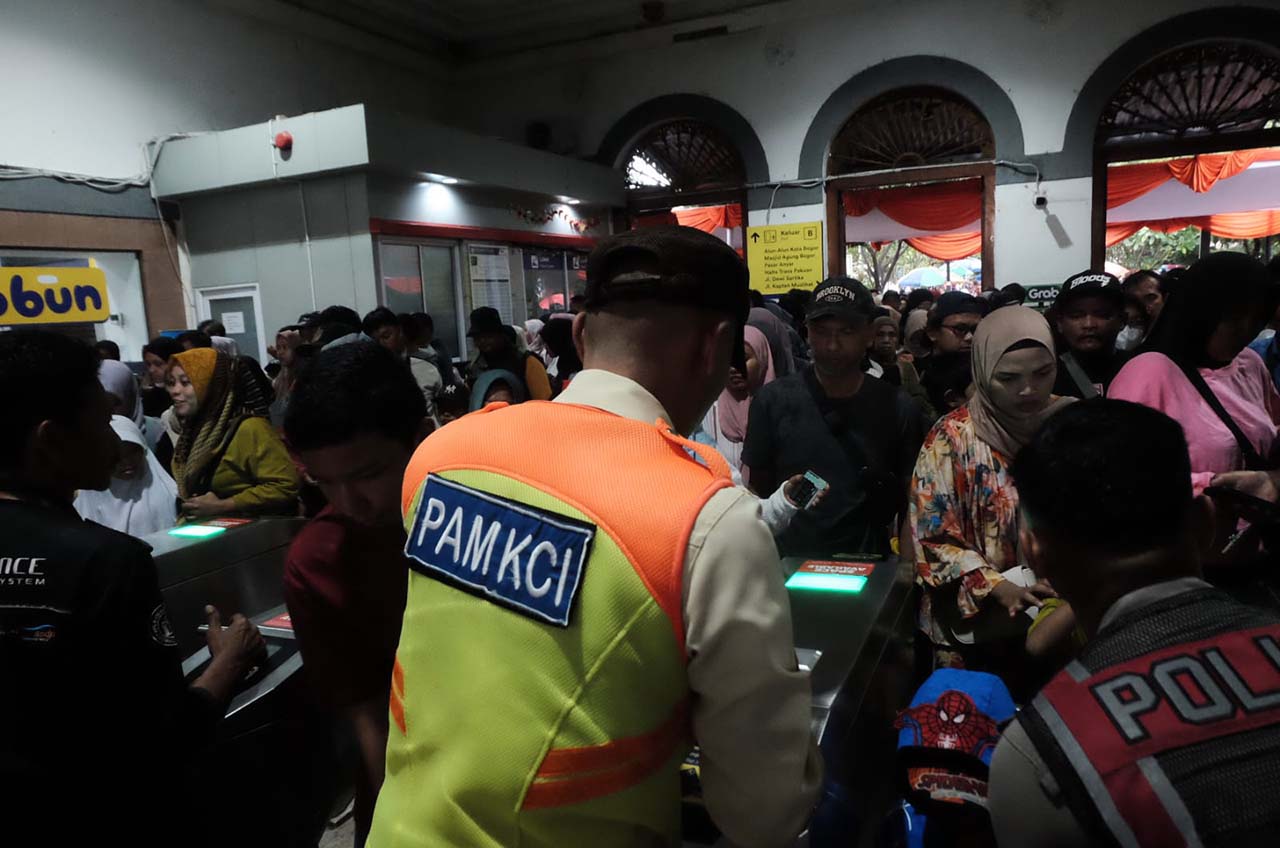 stasiun bogor dipadati ribuan penumpang wisatawan keluarga 04