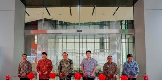 From left to right (in order) Lut Abader General Manager, Harris Hotel & Convention Serpong Soegianto Nagaria Director, PT Summarecon Agung Tbk Soetjipto Nagaria President Commisioner, PT Summarecon Agung Tbk Herman Nagaria Director, PT Summarecon Agung Tbk Adrianto P. Adhi President Director, PT Summarecon Agung Tbk Junrong Teo Vice President, Business Development, The Ascott Limited